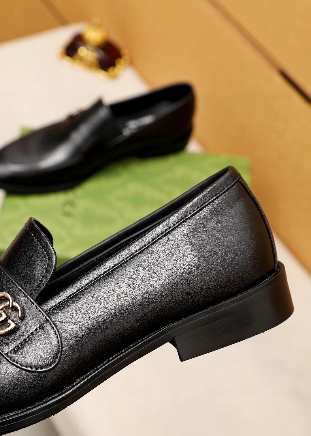 Men's shoes 💰400 💐 Product trademark: GUCCI "Gucci" casual leather shoes Regular size: 39-44 (38.45.46🉑️Customized) Product materials: Selected imported first-layer calfskin upper + luxury hardware buckle, imported 🐑 sheepskin lining. Strong three-dimensional visual effect, combined outsole Color: 2⃣️colors available